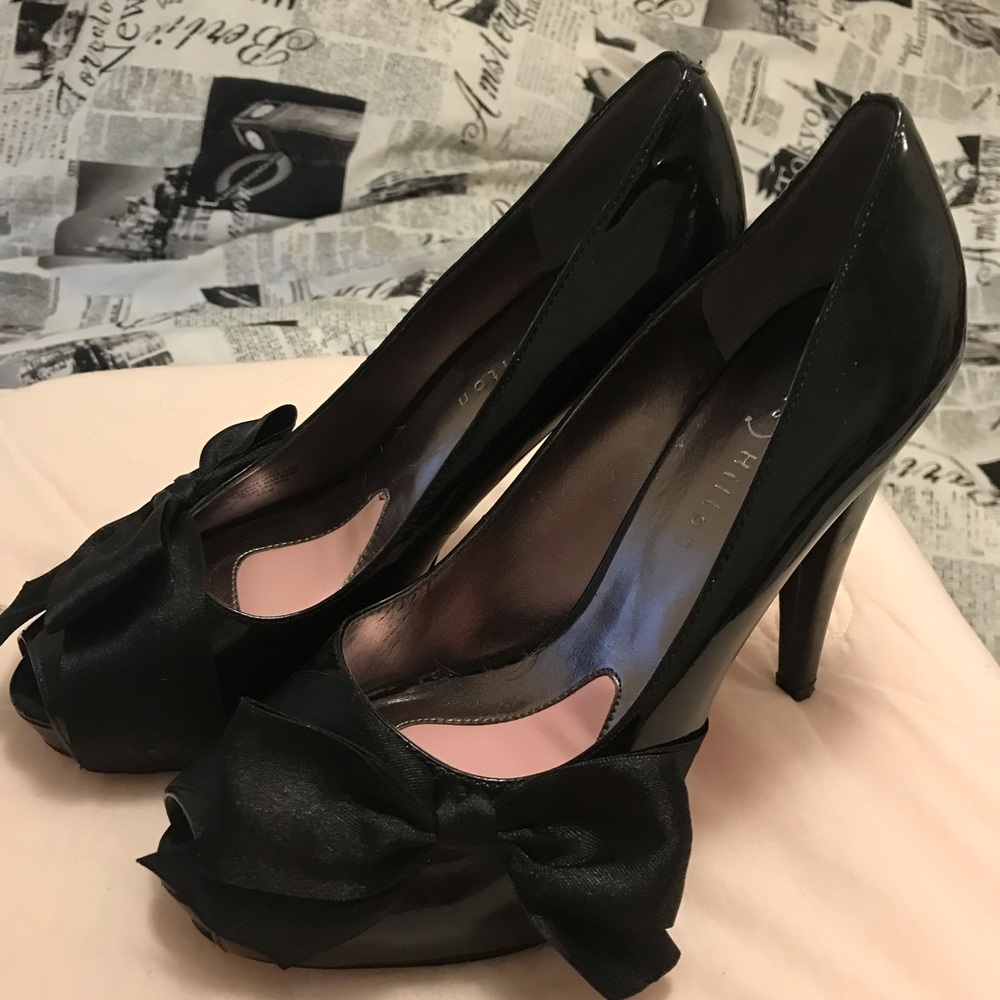 Paris Hilton side bow pumps